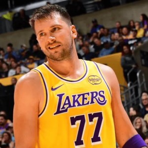 上半场三分球20中12！湖人本赛季首次半场投进10+三分